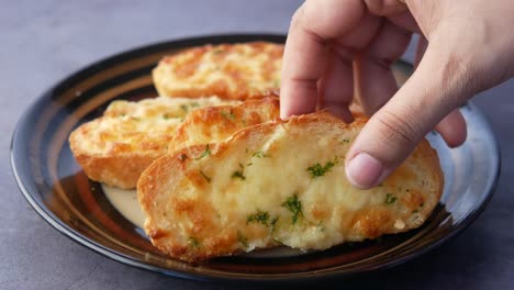 delicioso pan de ajo casero con queso derretido