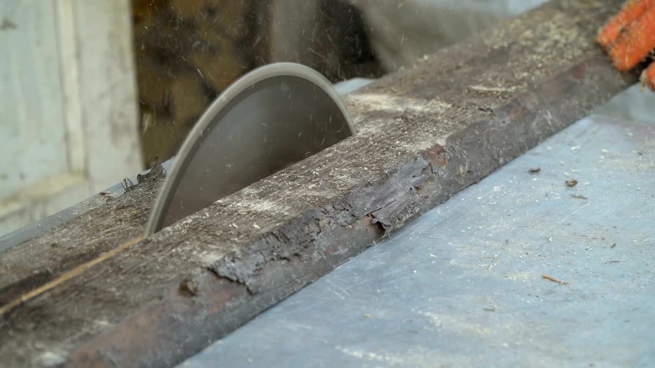 원형 도끼: 마법사는 원형 도깨비에 나무판을 잘라내고 있다.