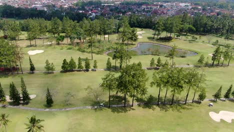 Vibraciones-Tropicales-En-Un-Campo-De-Golf-De-Lujo-Cerca-De-Magelang