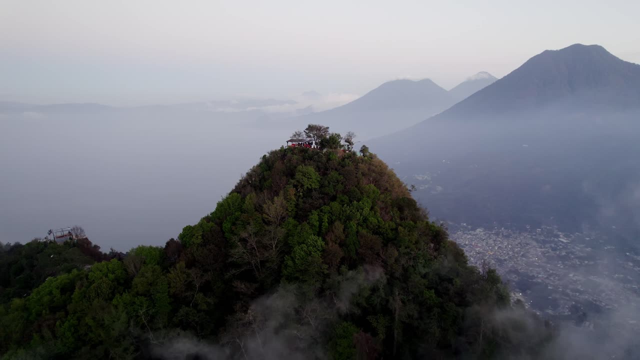Drone-dolly gennem lette tågeskyer i Solola, Guatemala, til The Mayan Face-bjerget