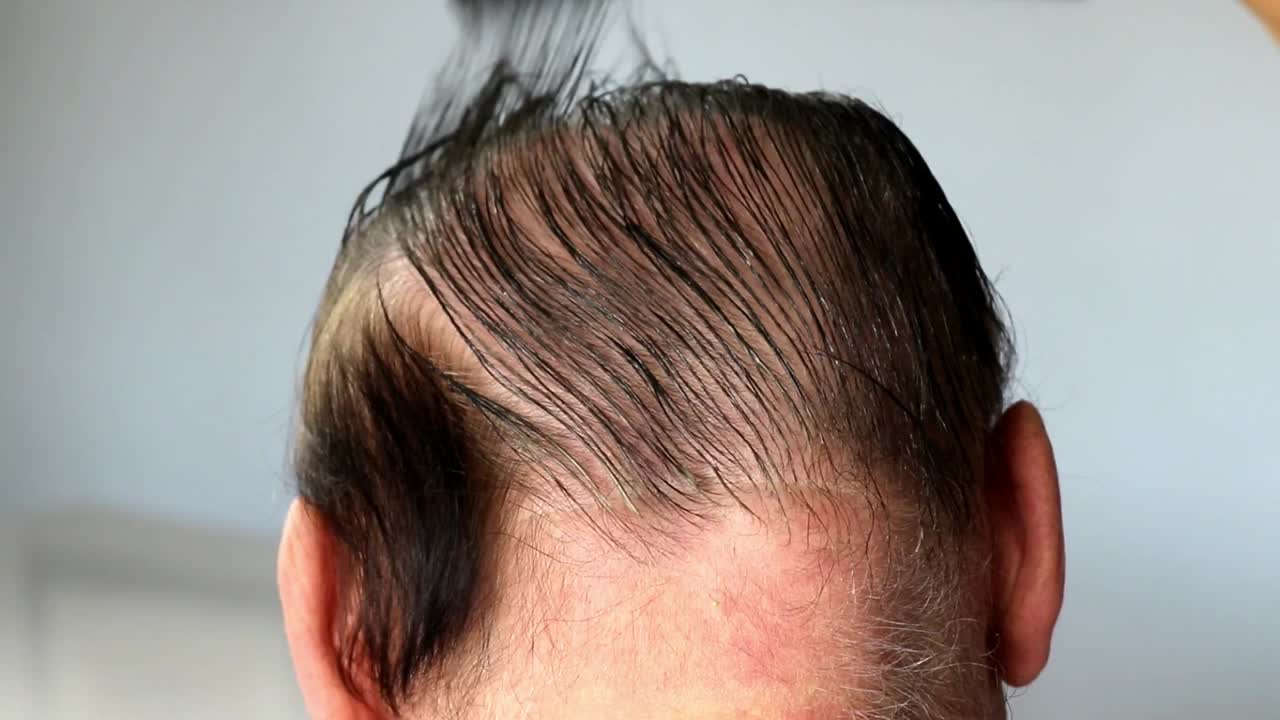 노인의 머리가 염색되고 있다