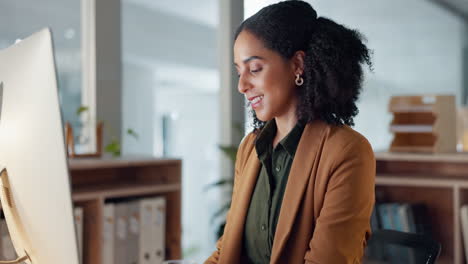 Woman-at-desk-with-computer