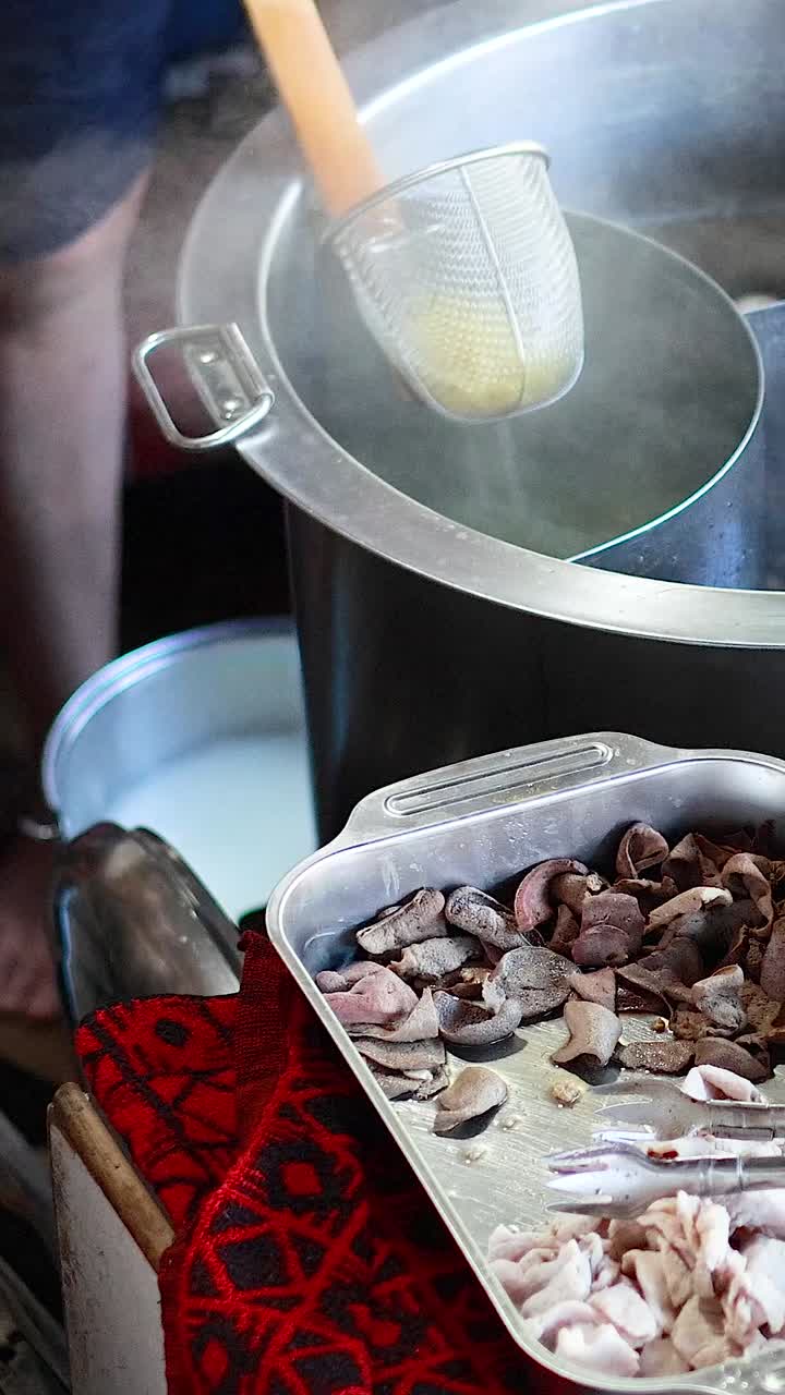 preparando fideos en el mercado de khlong lat mayom