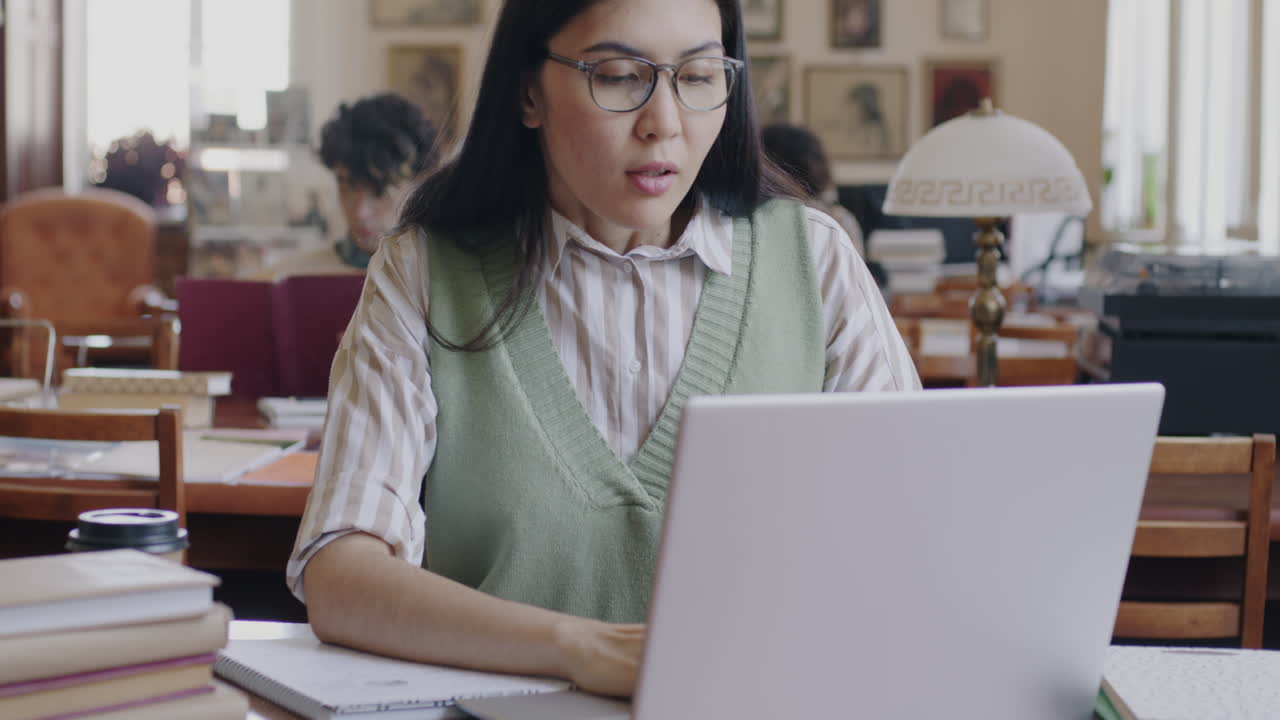 mujer estudiando en una biblioteca