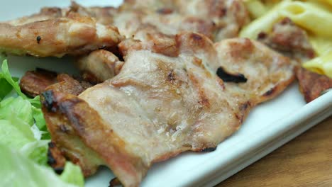 pollo a la parrilla con verduras y pasta