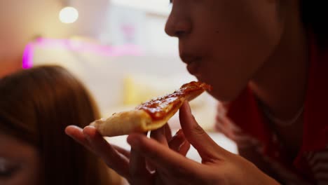 amigos comiendo pizza.