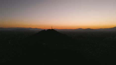 Luftaufnahme-über-Santiago-De-Chile-Mit-Bergen-Und-Dem-Sonnenuntergang-Im-Hintergrund