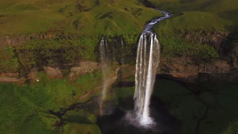 Drohnenaufnahme-Eines-Wasserfalls-In-Island