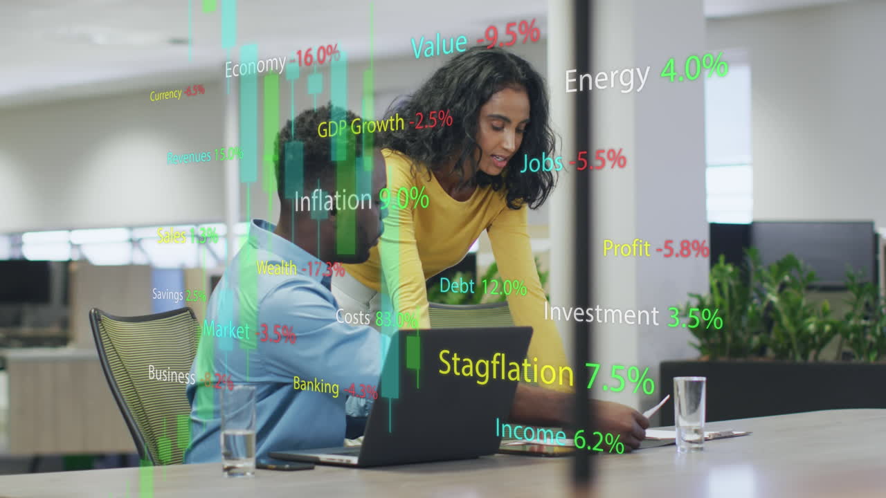 animación del procesamiento de datos financieros sobre diversas personas de negocios discutiendo el trabajo en la oficina