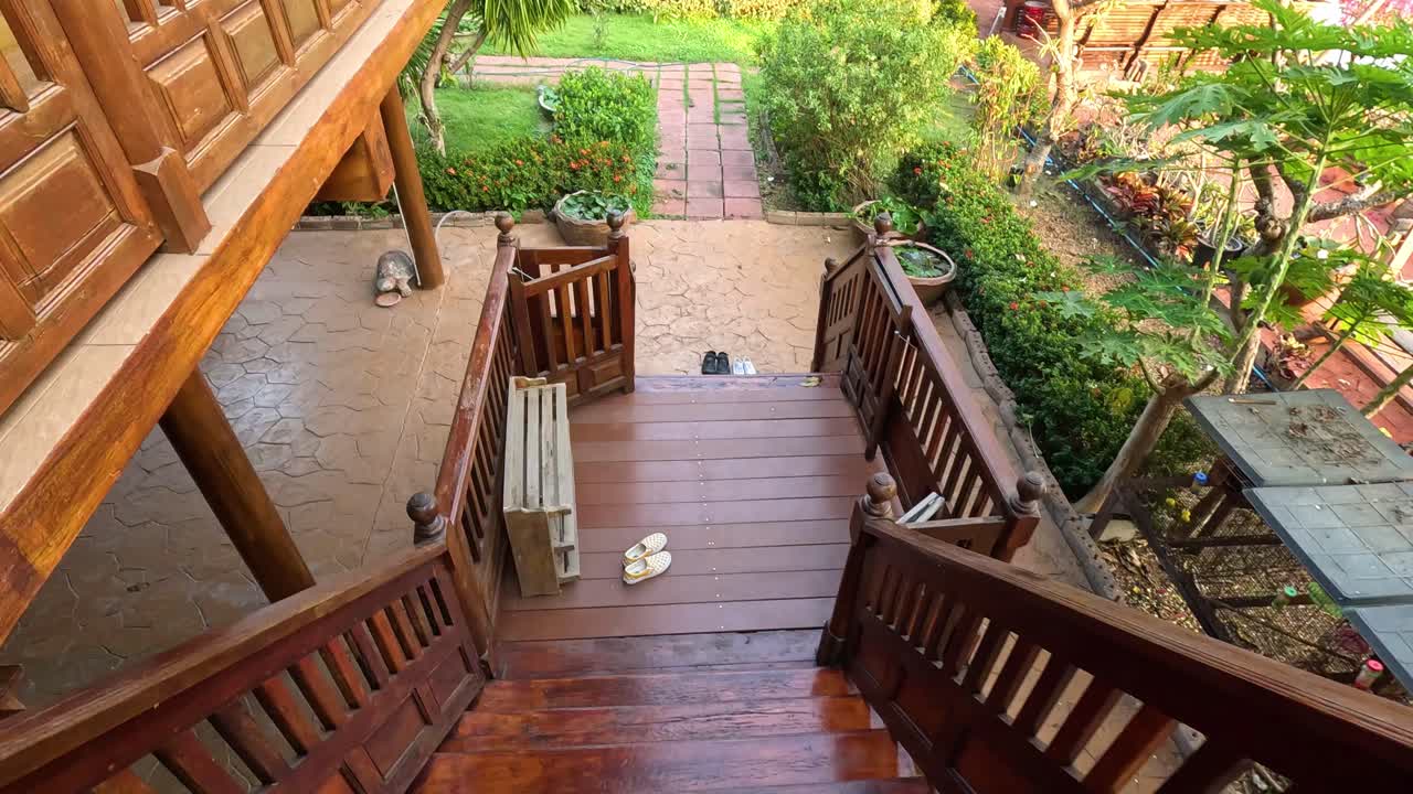 casa de madera con jardín en ayutthaya, tailandia