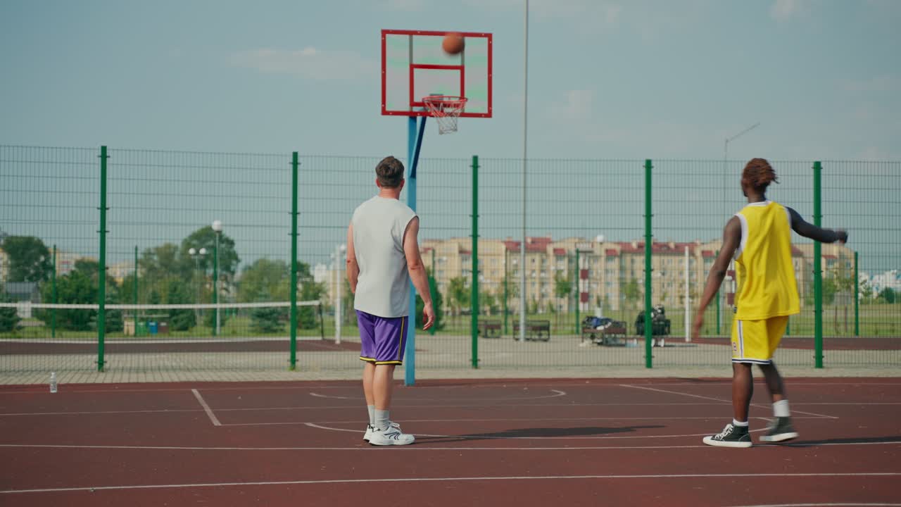 Partita di basket su un campo all'aperto