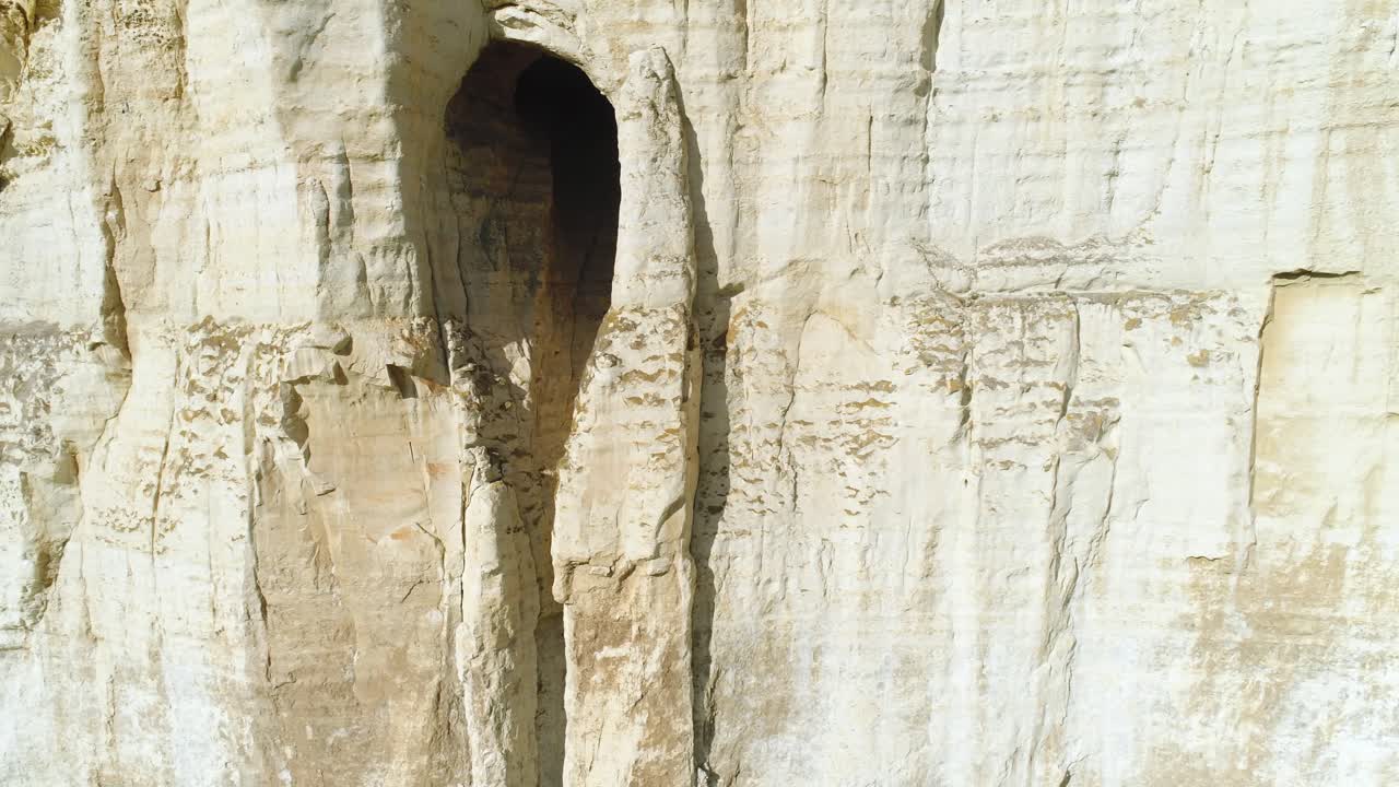 바위 면 에 있는 동굴 의 근접적 인 모습