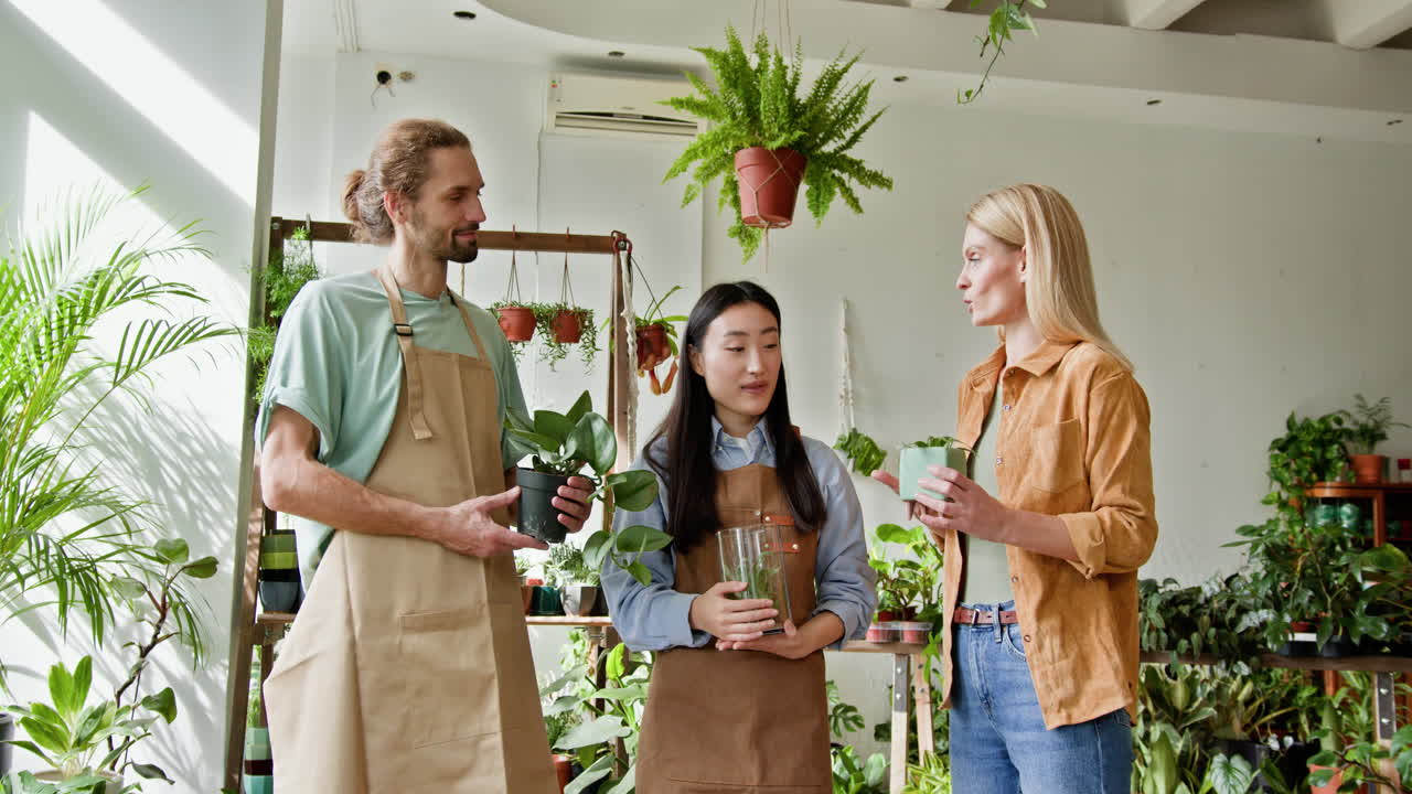 personas hablando en una tienda de plantas