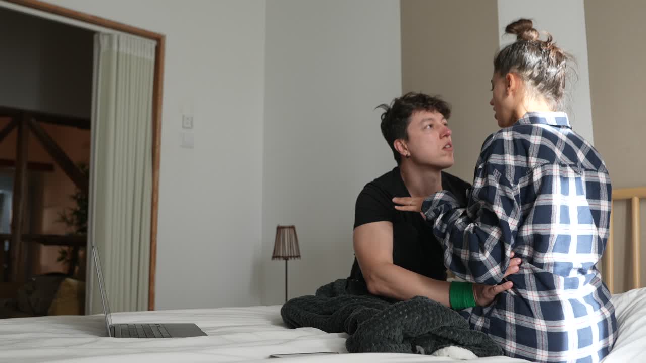 침실에서 휴식을 취하는 커플