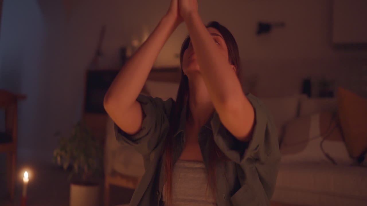 평화로운 가정 환경에서 명상하고 스트레칭하는 여성