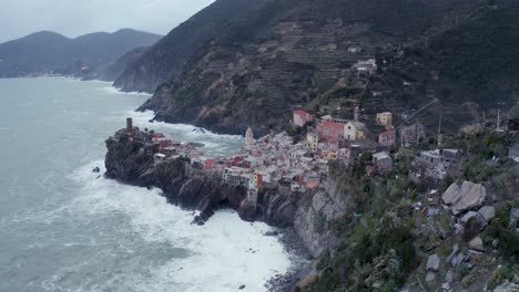 Vista-Aérea-De-Vernazza,-Cinque-Terre,-Durante-Una-Tormenta-De-Mar