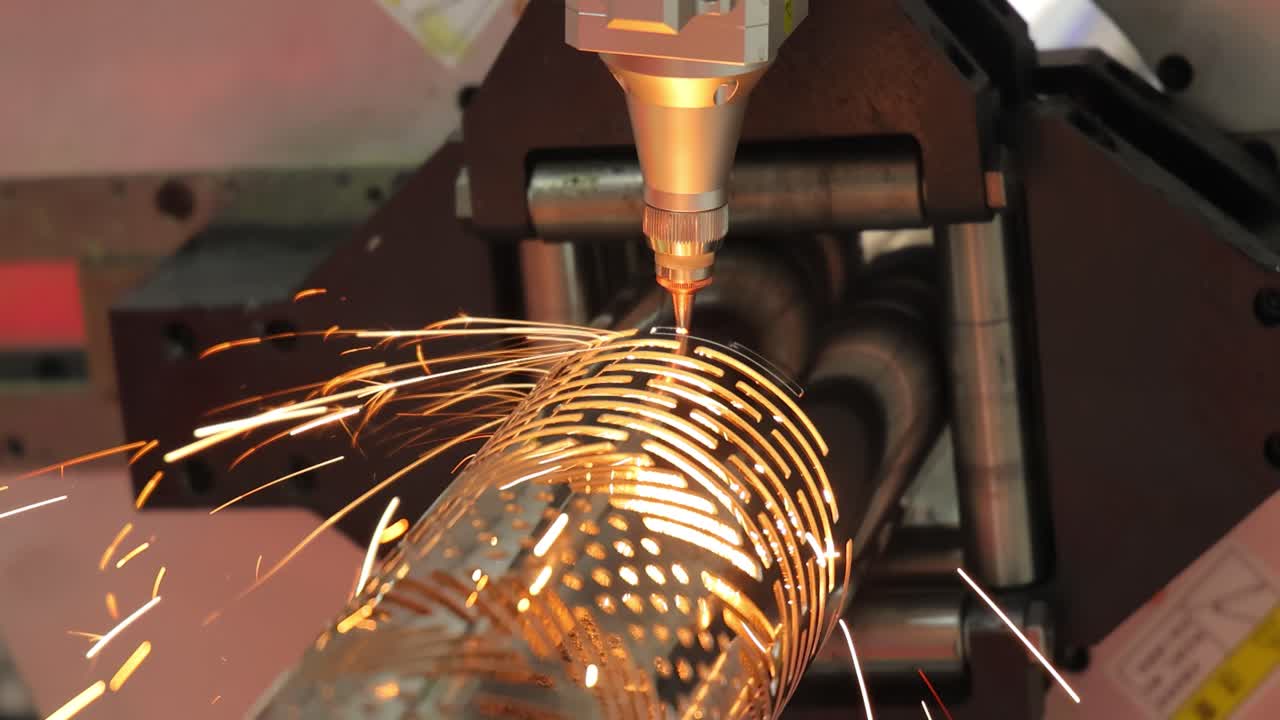 taglio laser cnc del metallo, moderna tecnologia industriale.