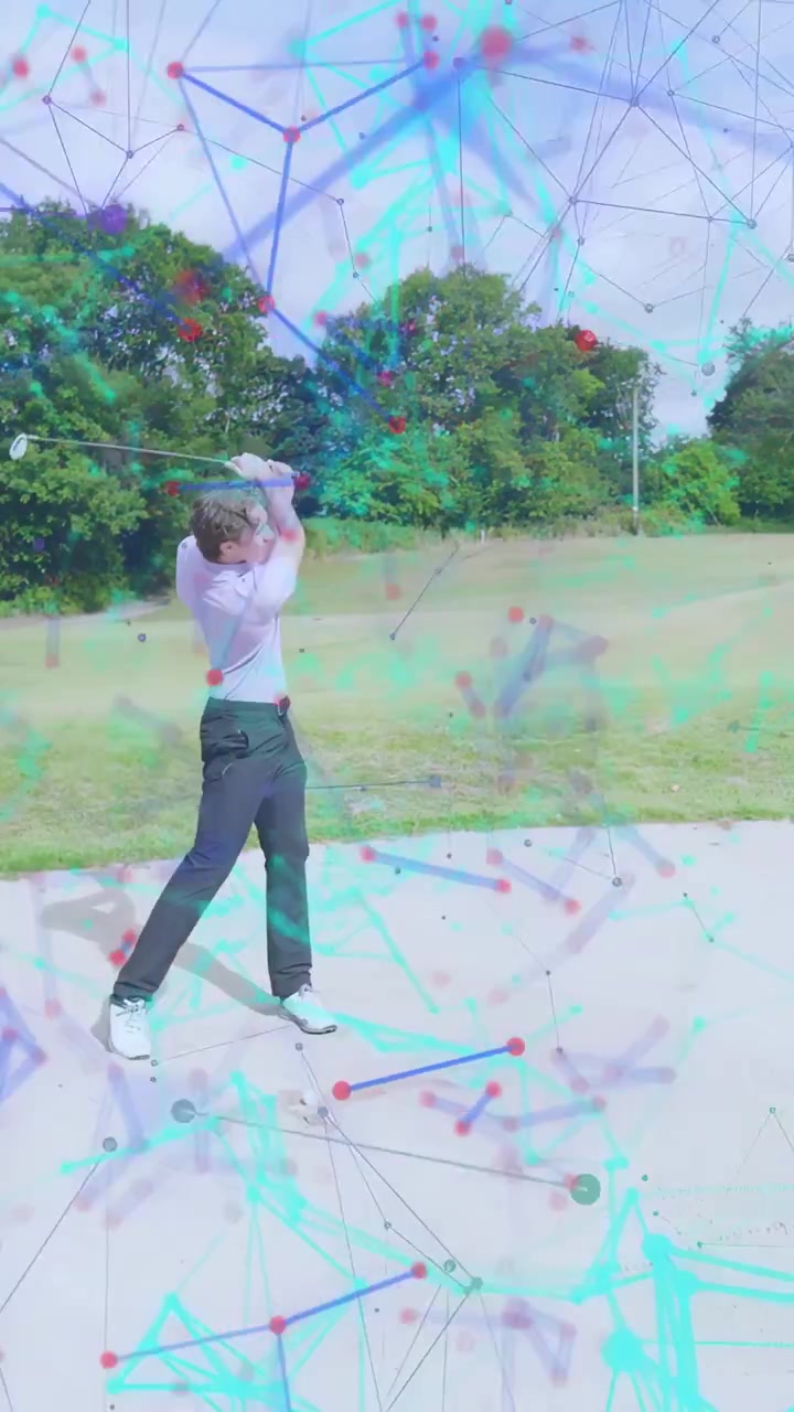 Video verticale: Golfista che tocca il telefono e poi esegue lo swing con la mazza su un tappetino, con tracciamento dello swing in AR per l'allenamento di golf.