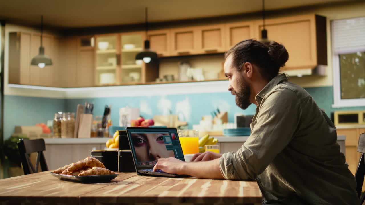 Una persona che modifica una foto su un laptop per un flusso di lavoro di post-produzione