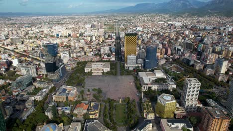 plaza central de la capital de tirana, que ofrece un vistazo a la vitalidad de la ciudad con los edificios y calles circundantes