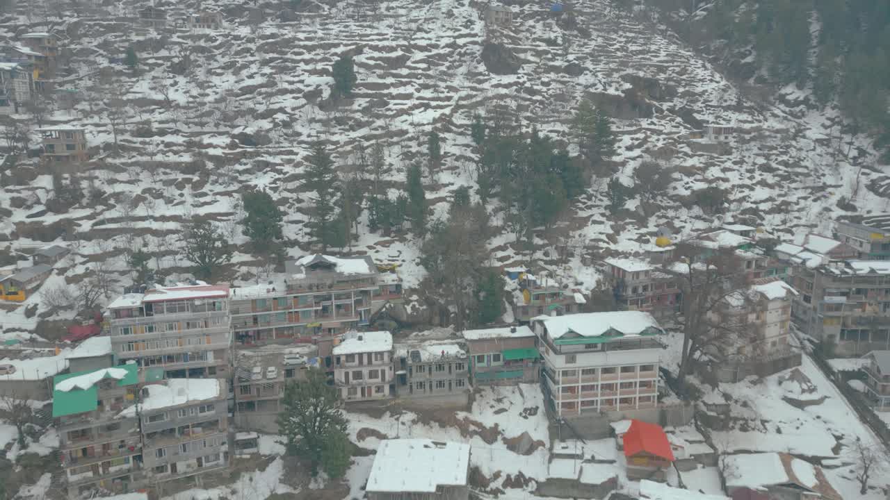 Widok z lotu ptaka na miasto Manali po opadach śniegu.
