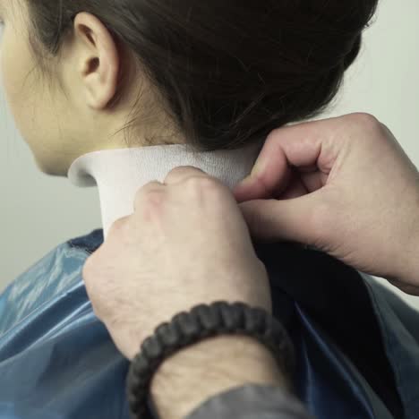 peluquera cortando el cabello de su cliente