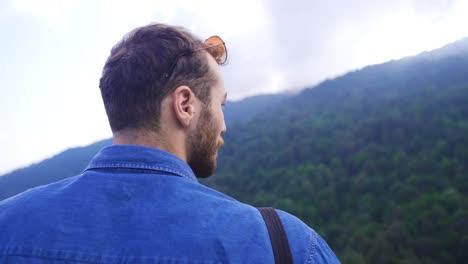 Hombre-Aventurero-En-La-Naturaleza.