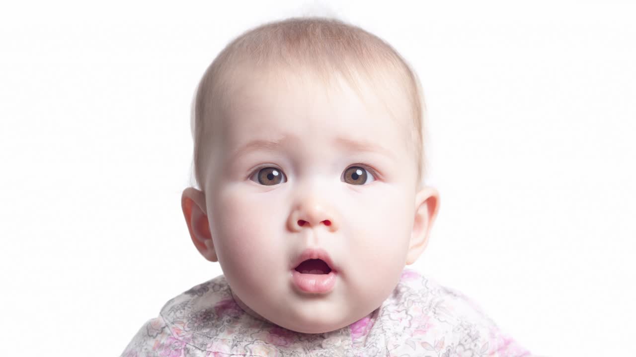 어린 소녀의 얼굴 변신: 7개월 된 유아의 얼굴은 1살 된 같은 아기의 얼굴로 부드럽게 변신합니다.