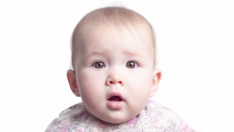 transformación del rostro de la niña. el rostro del bebé de siete meses de edad se transforma suavemente en el rostro del mismo bebé de un año de edad.