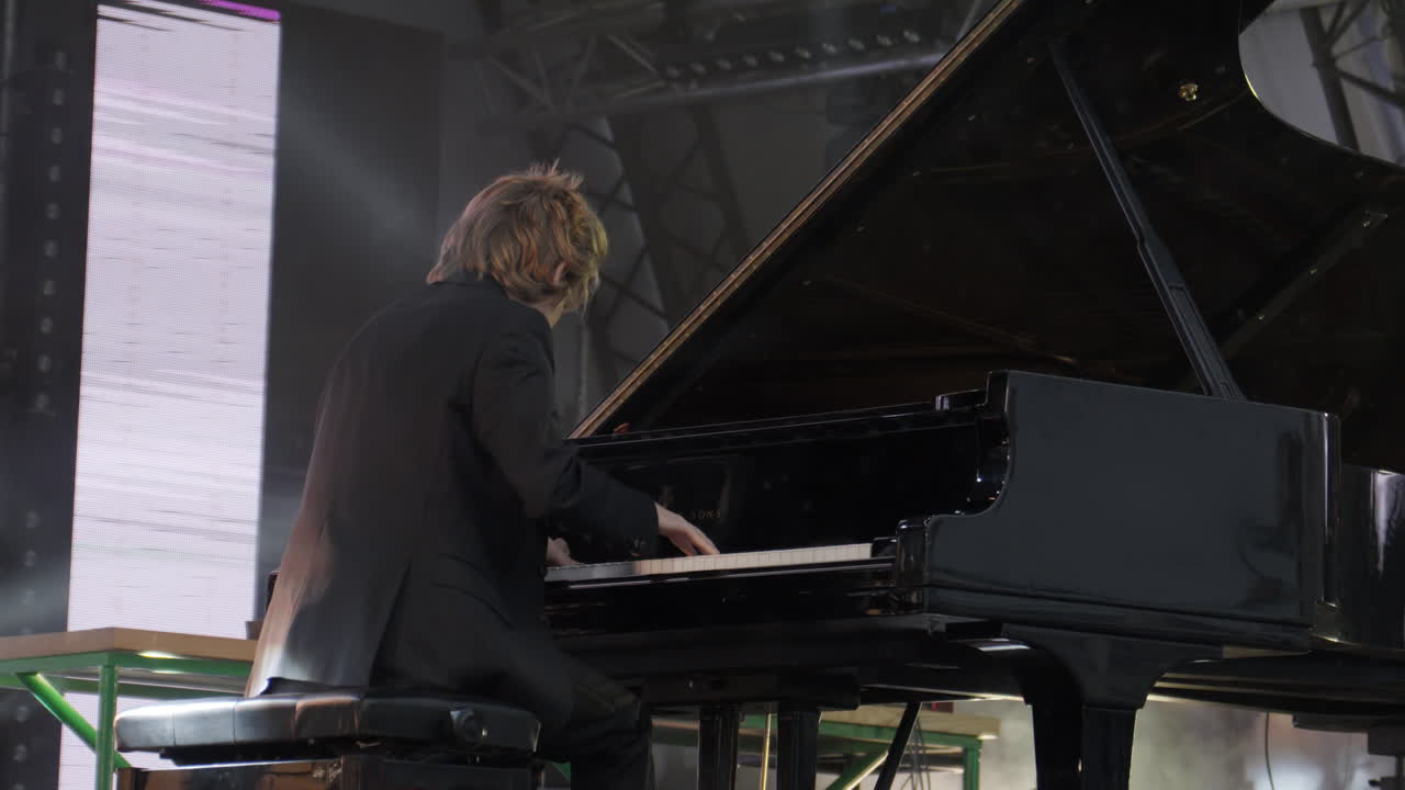 el pianista actuando