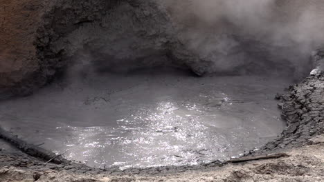 Barro-Turbulento-Y-Vapor-De-Una-Olla-De-Barro-Geotérmico-En-Cámara-Lenta,-En-El-Parque-Nacional-De-Yellowstone