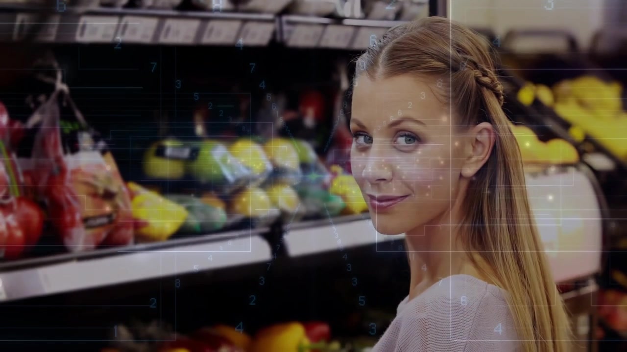 Donna che tocca il telefono nel corridoio di un supermercato, mostrando etichette di prezzo animate, ispezionando i peperoni per la freschezza.
