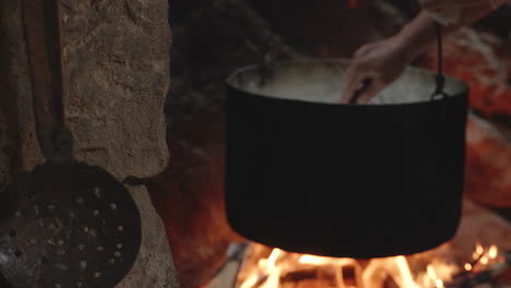 Traditioneller-Käseherstellungsprozess-über-Feuer,-Rühren-Im-Topf,-Chobareti-Georgia