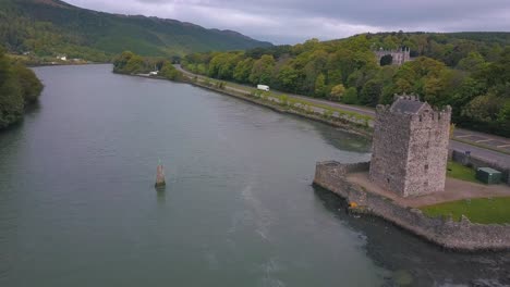 Narrow-Water-Keep-Ist-Eine-Burg-Im-Alten-Stil-An-Der-Irischen-Grenze,-Narrow-Water-Castle-Ist-Ein-Berühmtes-Turmhaus-Aus-Dem-16.-Jahrhundert-Und-Ein-Bawn-In-Der-Nähe-Von-Warrenpoint-In-Nordirland