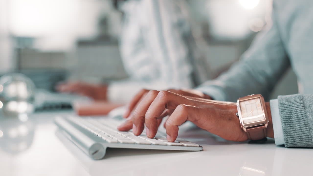 las manos escribiendo en un teclado