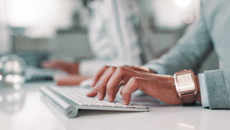 manos escribiendo en un teclado