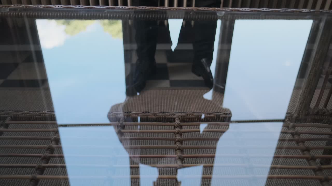 남자는 자신의 커프스 단추 클로즈업을 고정시킵니다.