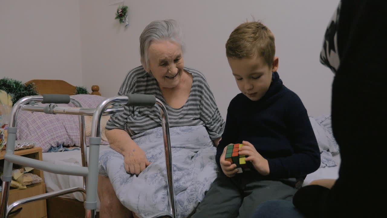 niño que viene a ver a la bisabuela