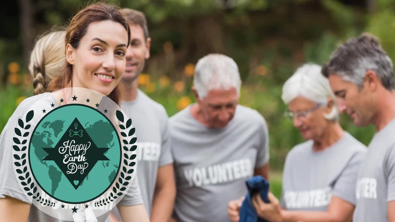 Animazione di testo 'Giornata della Terra' e logo del globo su persone che fanno lavori di pulizia in una foresta.