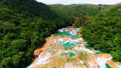 塔穆爾瀑布 (cascada de tamul) 是墨西哥的瀑布,是波托辛瀑布的寶石