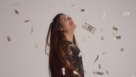 fotografía de estudio de una mujer emocionada celebrando el premio en efectivo lanzando un puñado de billetes de 100 dólares en el aire 1