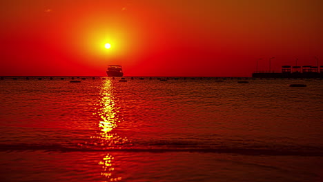 Lapso-De-Tiempo-Del-Amanecer-En-El-Mar-Rojo-Con-La-Silueta-De-Un-Yate-Anclado-En-El-Horizonte