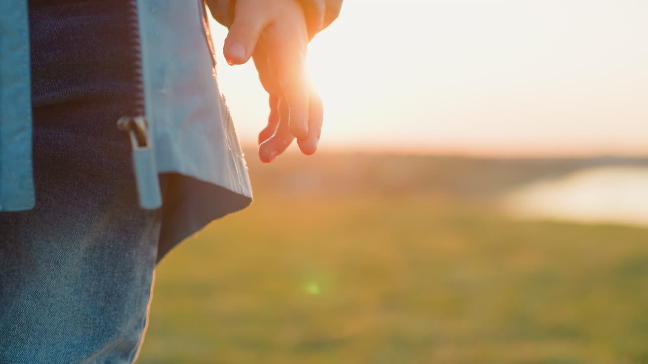 시골에서 은 레인코트를 입은 아이가 작은 소년의 방수 재에서 물이 흘러내립니다.