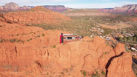 vista aérea de una casa futurista en lo alto de un acantilado de piedra arenisca cerca de sedona, arizona, estados unidos.