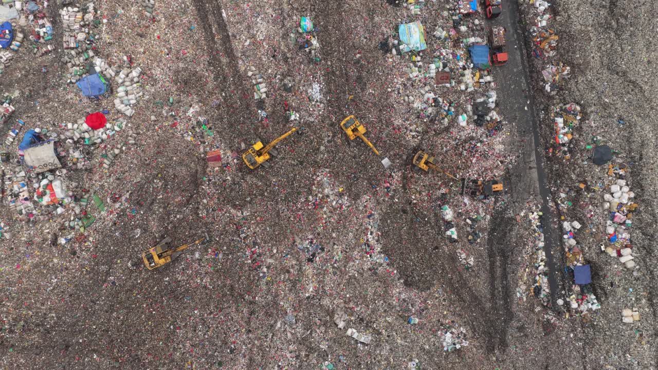 Bulldozer al lavoro in una discarica enorme a Giacarta, Indonesia