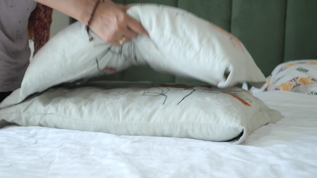 침대 위의 베개