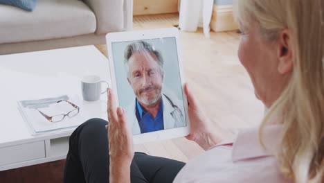 Mujer-Madura-Que-Tiene-Consulta-En-Línea-Con-El-Médico-En-Casa-En-Una-Tableta-Digital