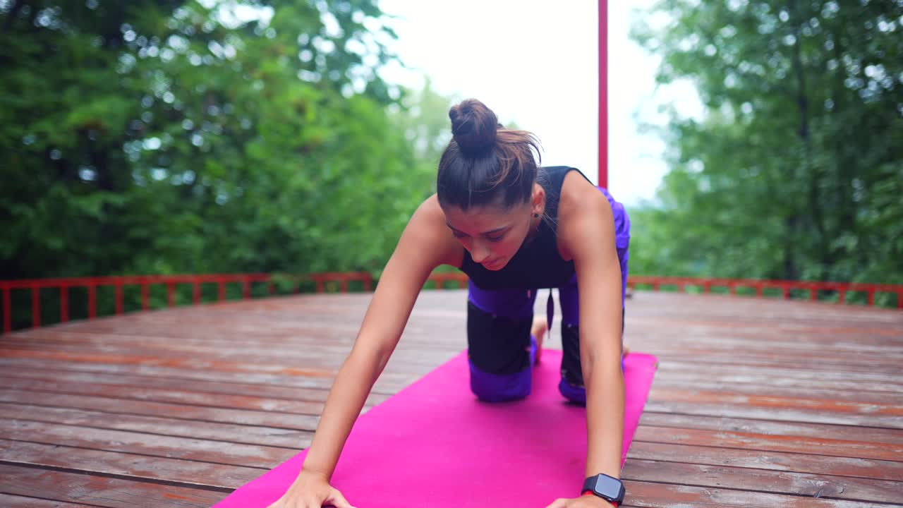 mujer practicando yoga al aire libre