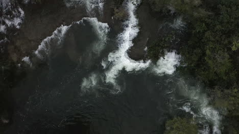 Vista-Aérea-De-Una-Cascada-Escondida-En-El-Bosque-Y-Una-Piscina-De-Inmersión