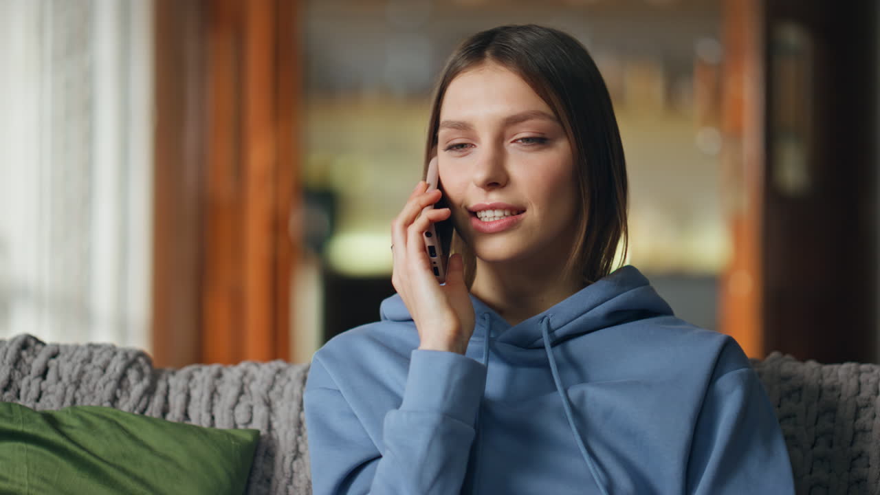 mujer hablando por teléfono en casa